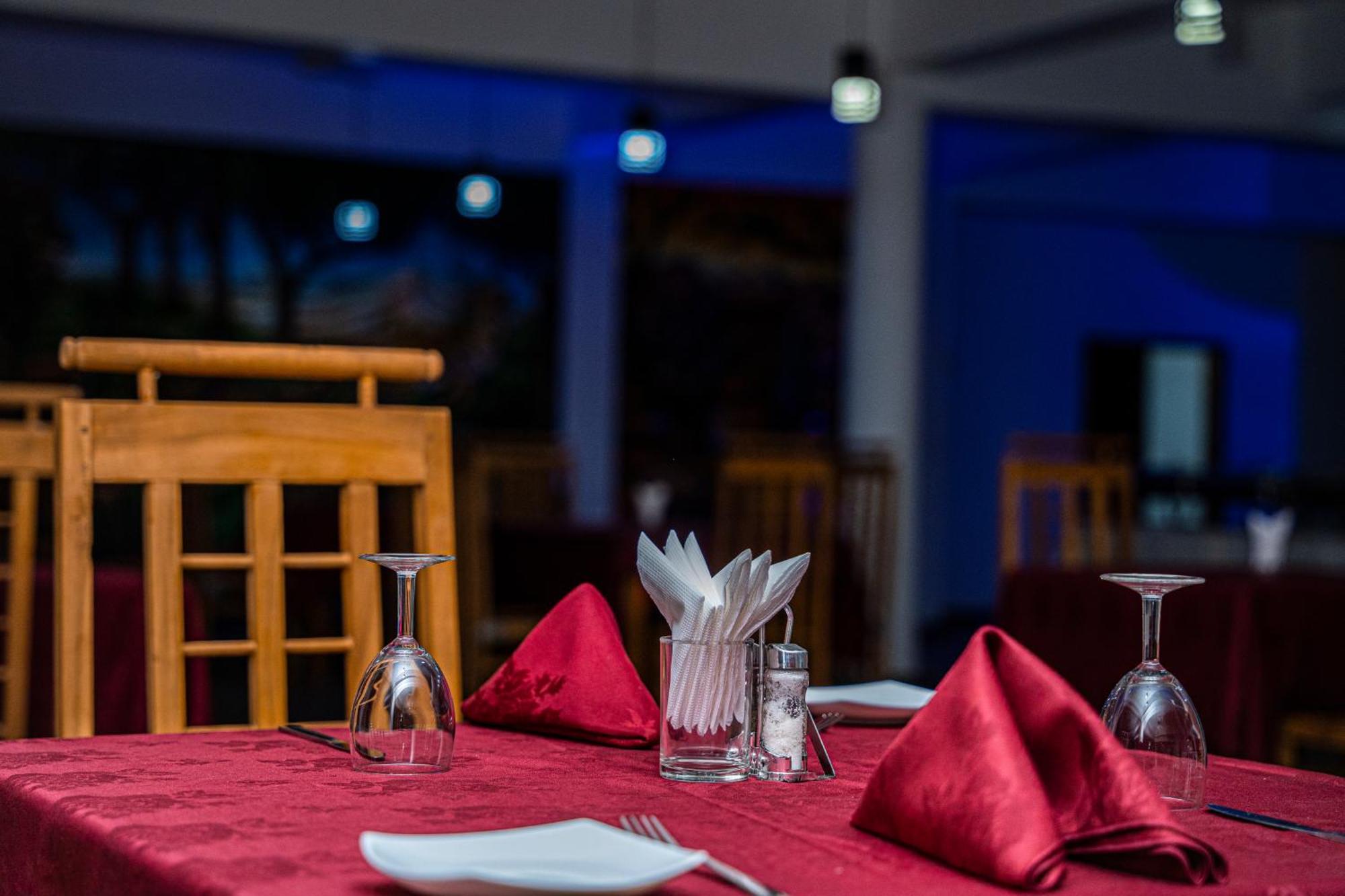 Theevanni Resort Trincomalee Exteriör bild