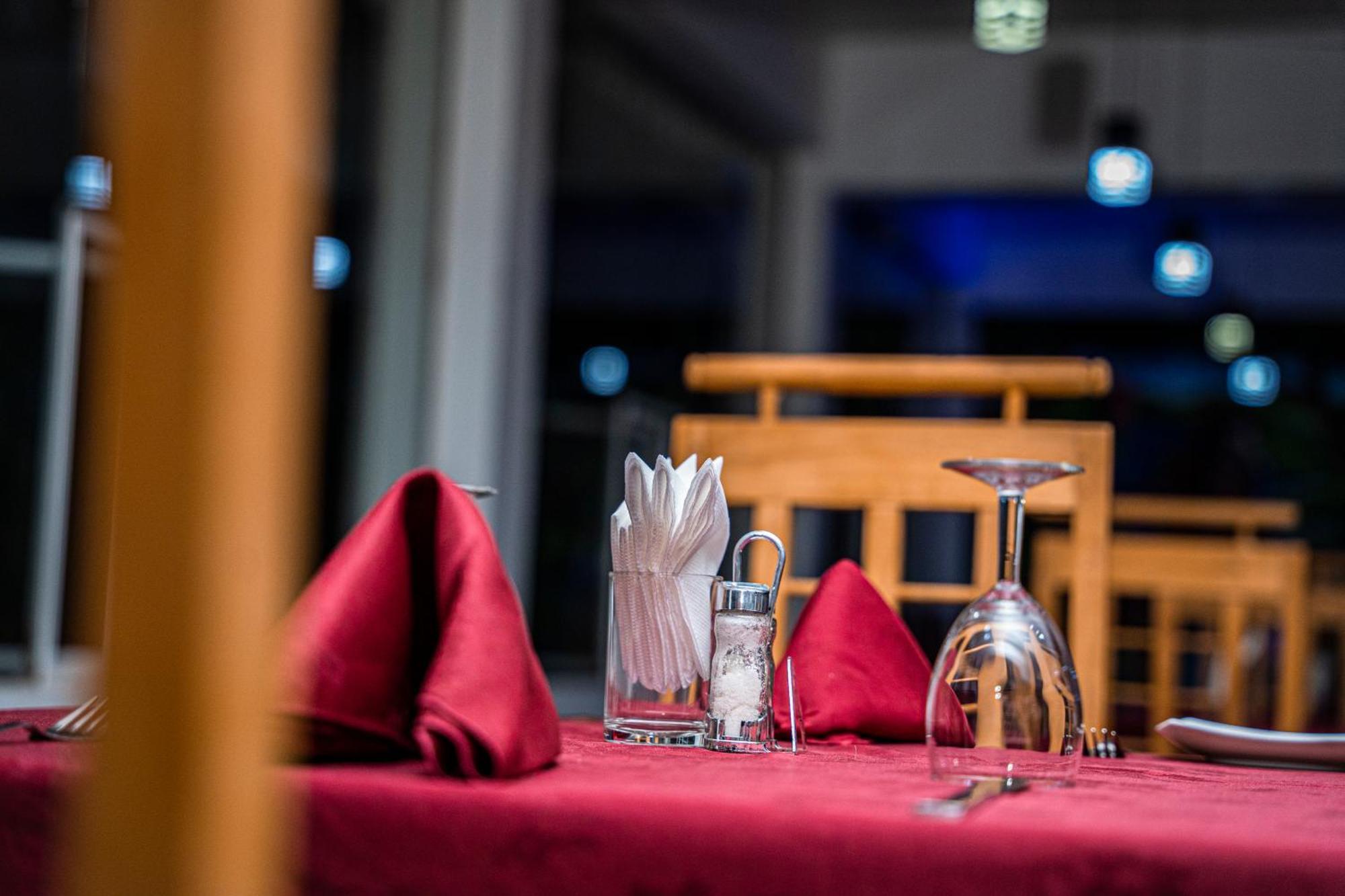 Theevanni Resort Trincomalee Exteriör bild