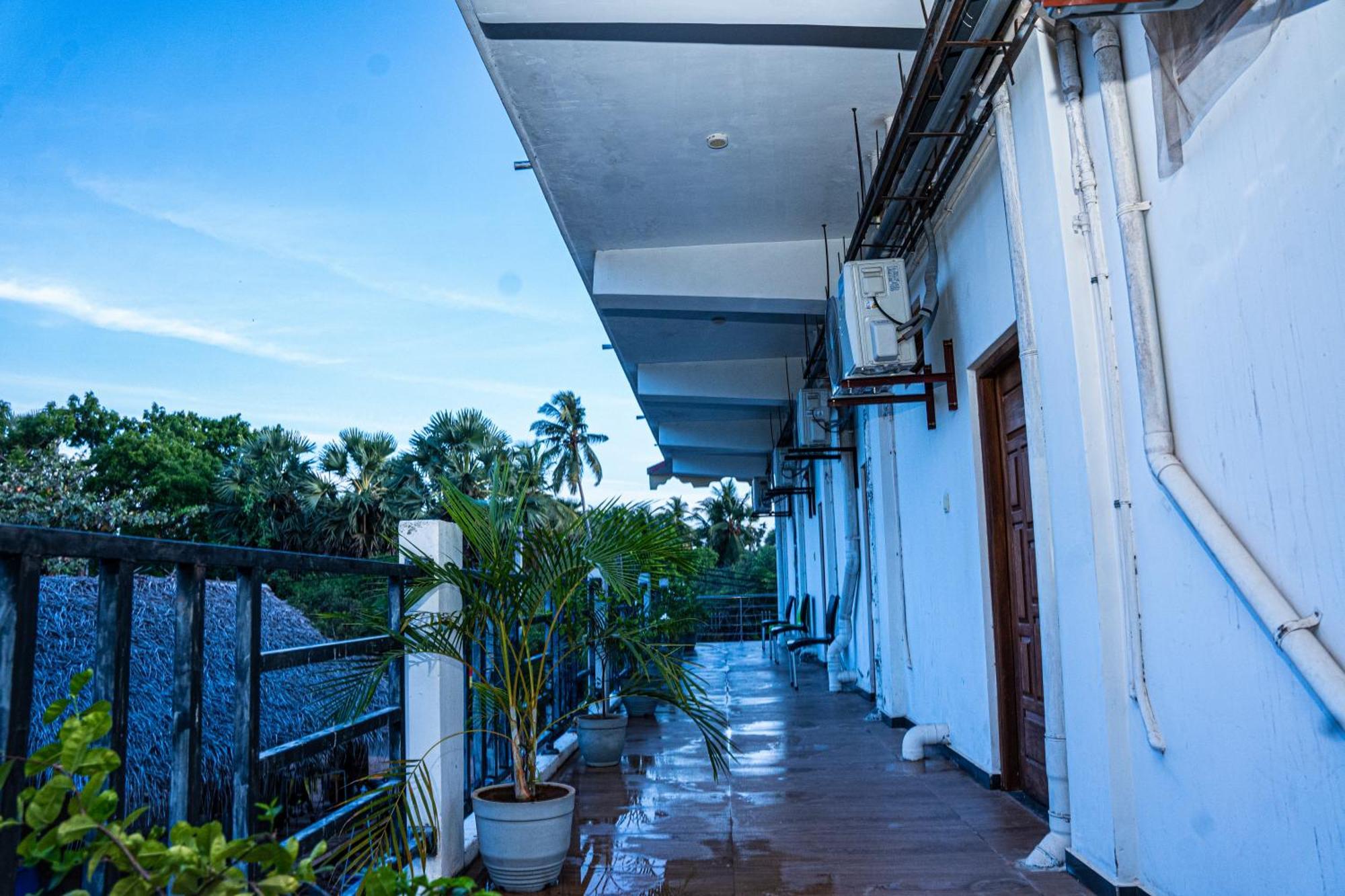 Theevanni Resort Trincomalee Exteriör bild