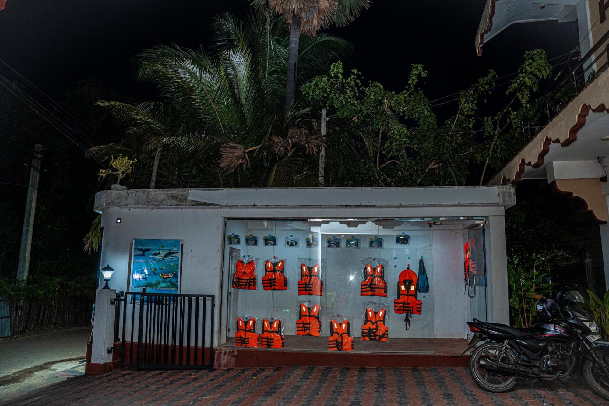 Theevanni Resort Trincomalee Exteriör bild