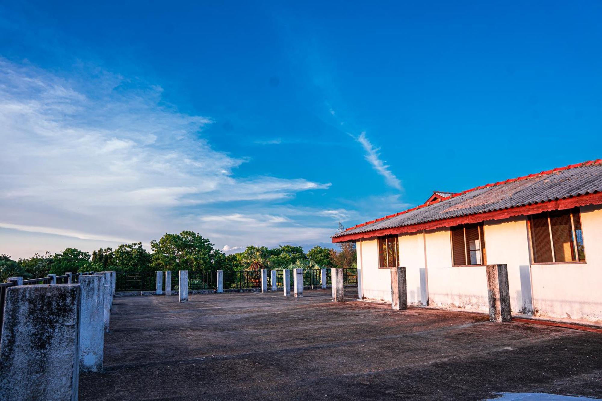 Theevanni Resort Trincomalee Exteriör bild