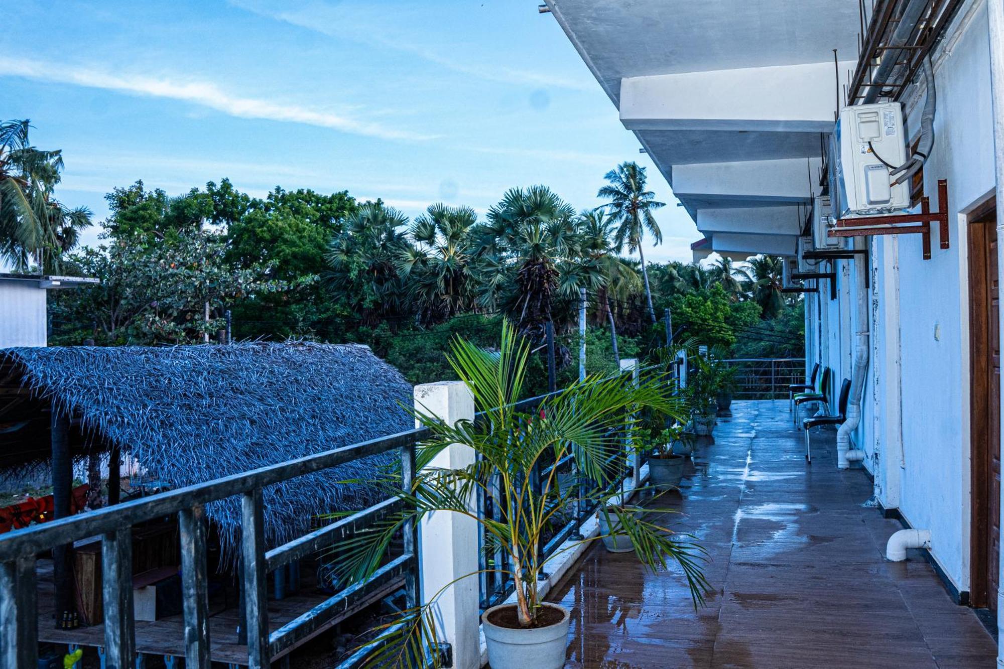 Theevanni Resort Trincomalee Exteriör bild