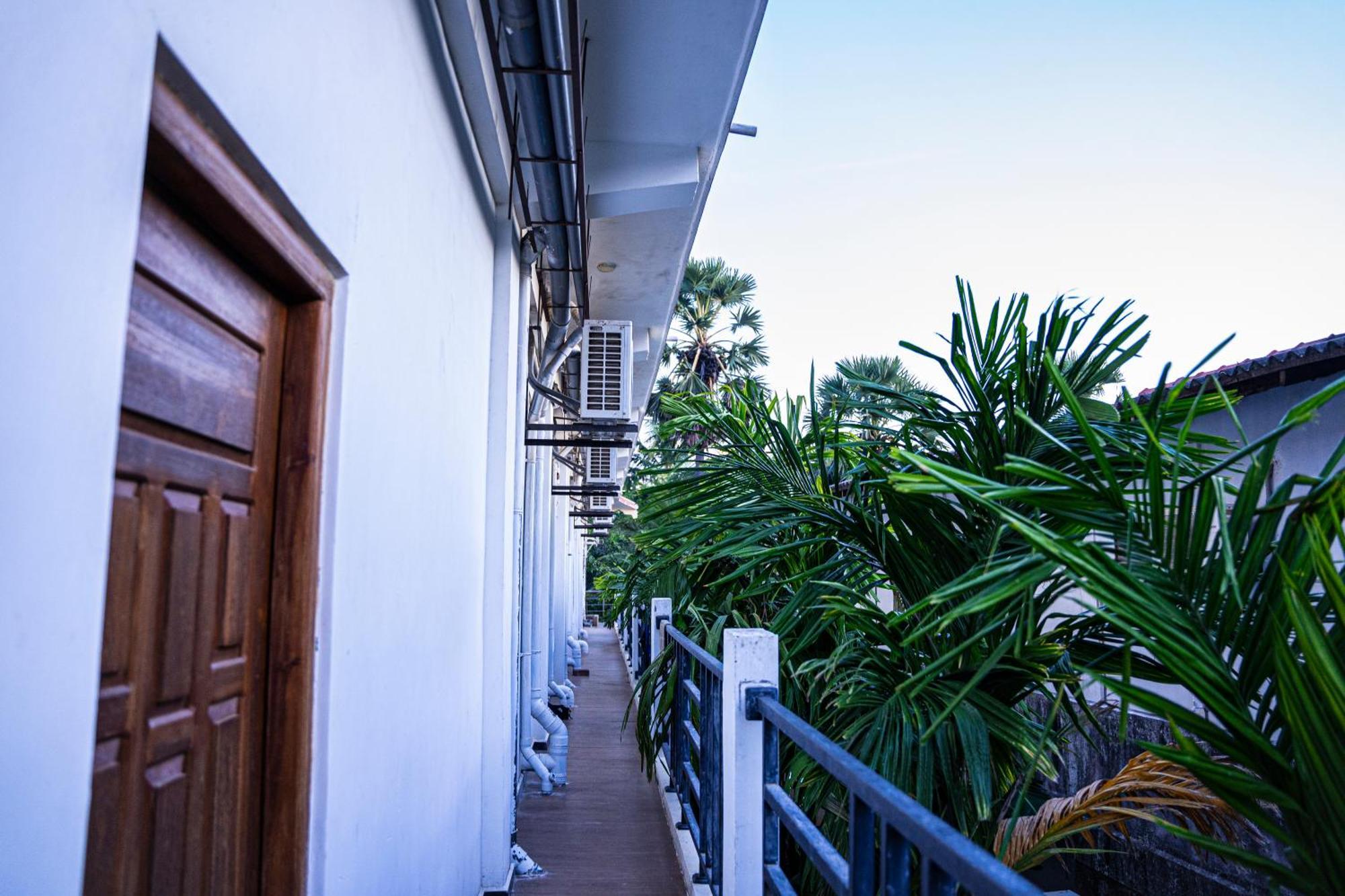 Theevanni Resort Trincomalee Exteriör bild