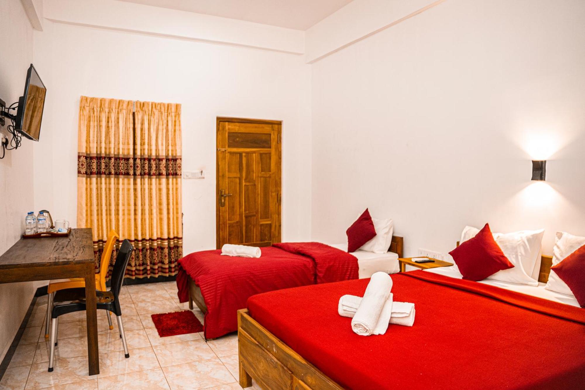Theevanni Resort Trincomalee Exteriör bild