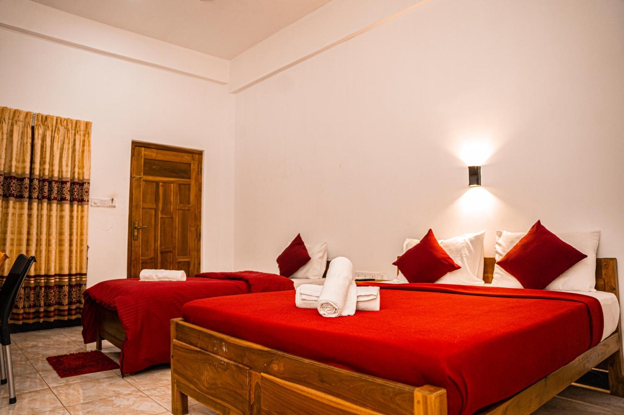 Theevanni Resort Trincomalee Exteriör bild
