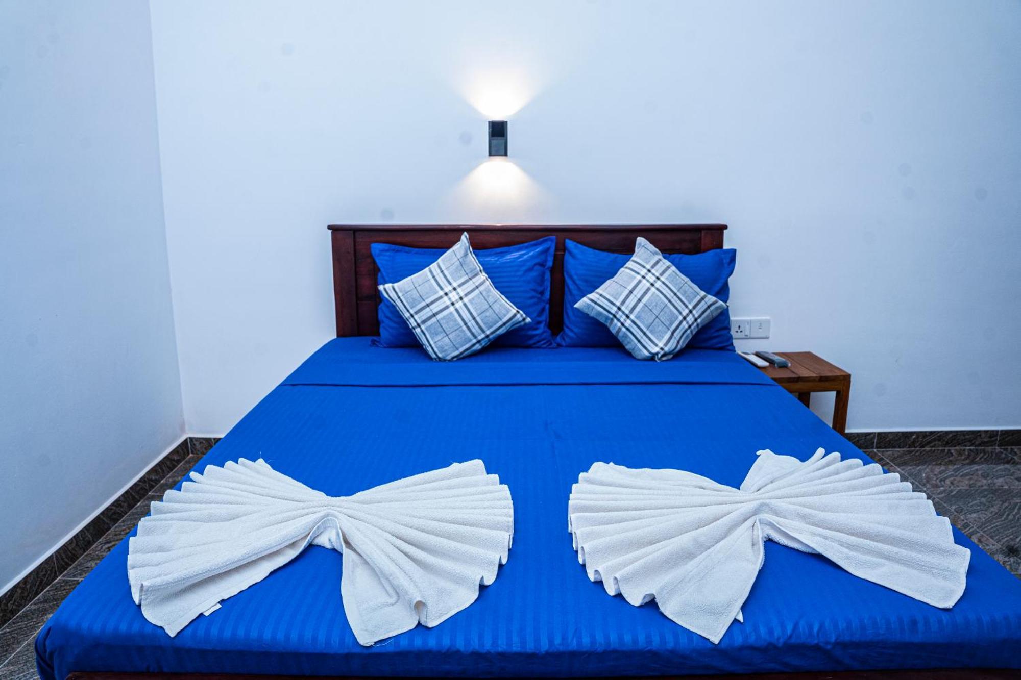 Theevanni Resort Trincomalee Exteriör bild