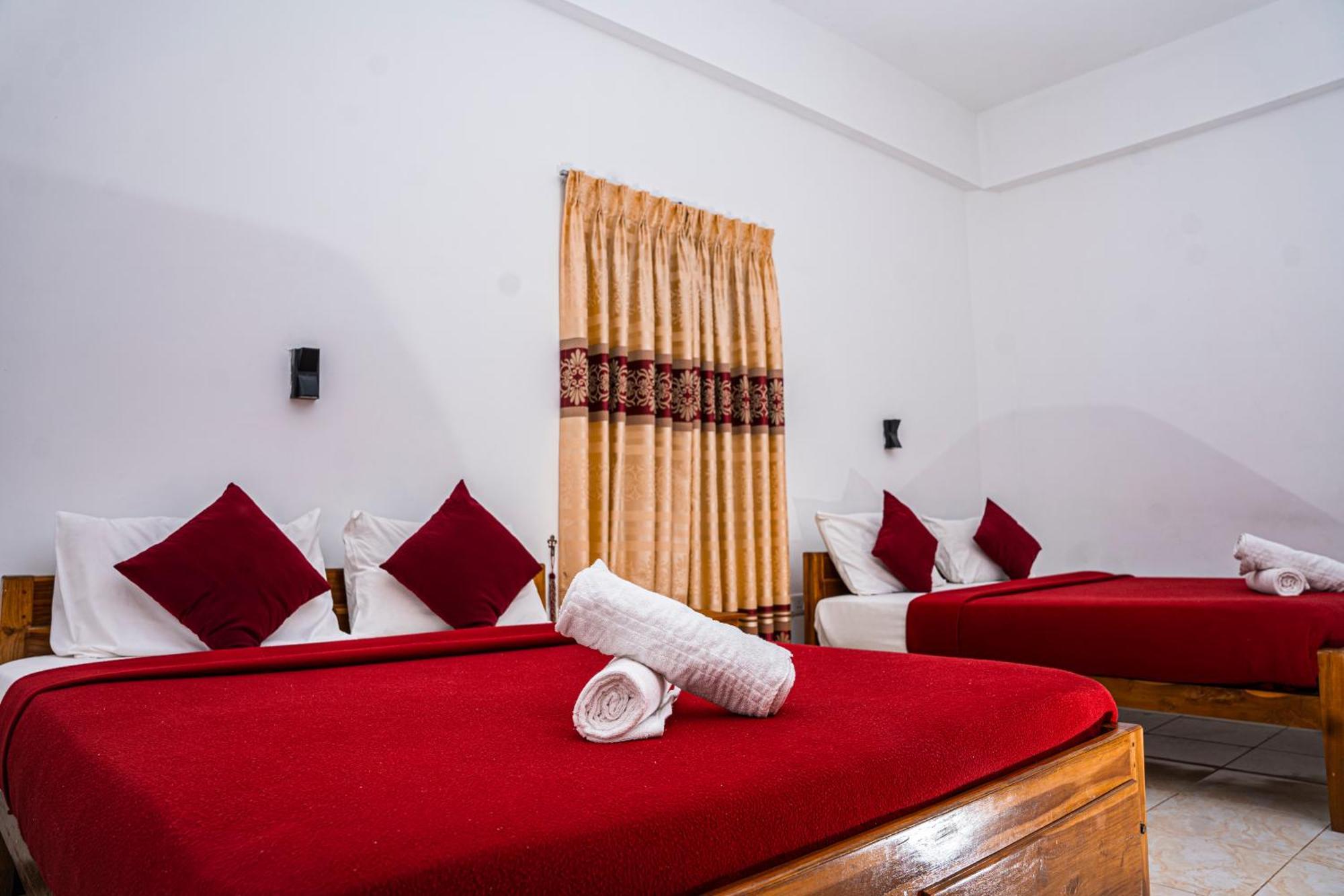 Theevanni Resort Trincomalee Exteriör bild
