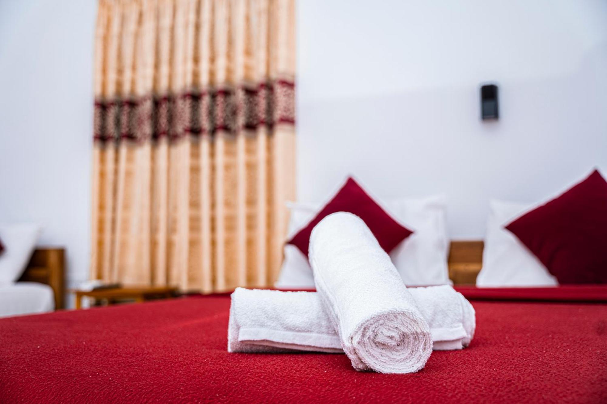 Theevanni Resort Trincomalee Exteriör bild